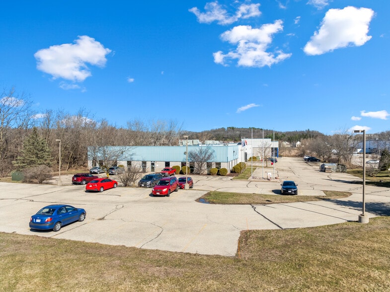 8840 N Greenview Dr, Middleton, WI for sale - Building Photo - Image 2 of 8