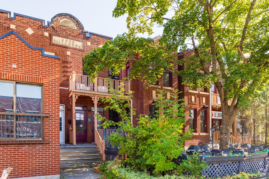 240-246 Rue Saint-Charles O, Longueuil, QC for lease - Primary Photo - Image 1 of 10