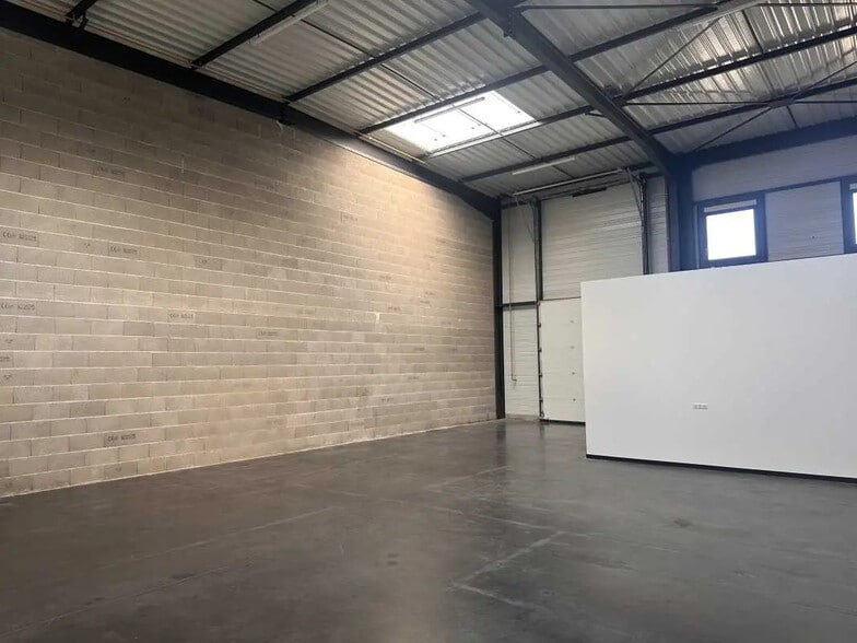 Office in Meyzieu for lease - Interior Photo - Image 2 of 7