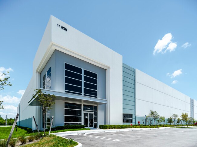 Plus de détails pour 11250 W 36th Ave, Hialeah, FL - Industriel à louer