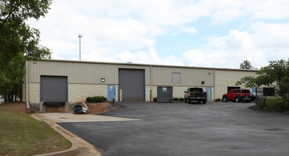 631 Indian Trail Lilburn Rd, Lilburn, GA for lease - Building Photo - Image 3 of 4