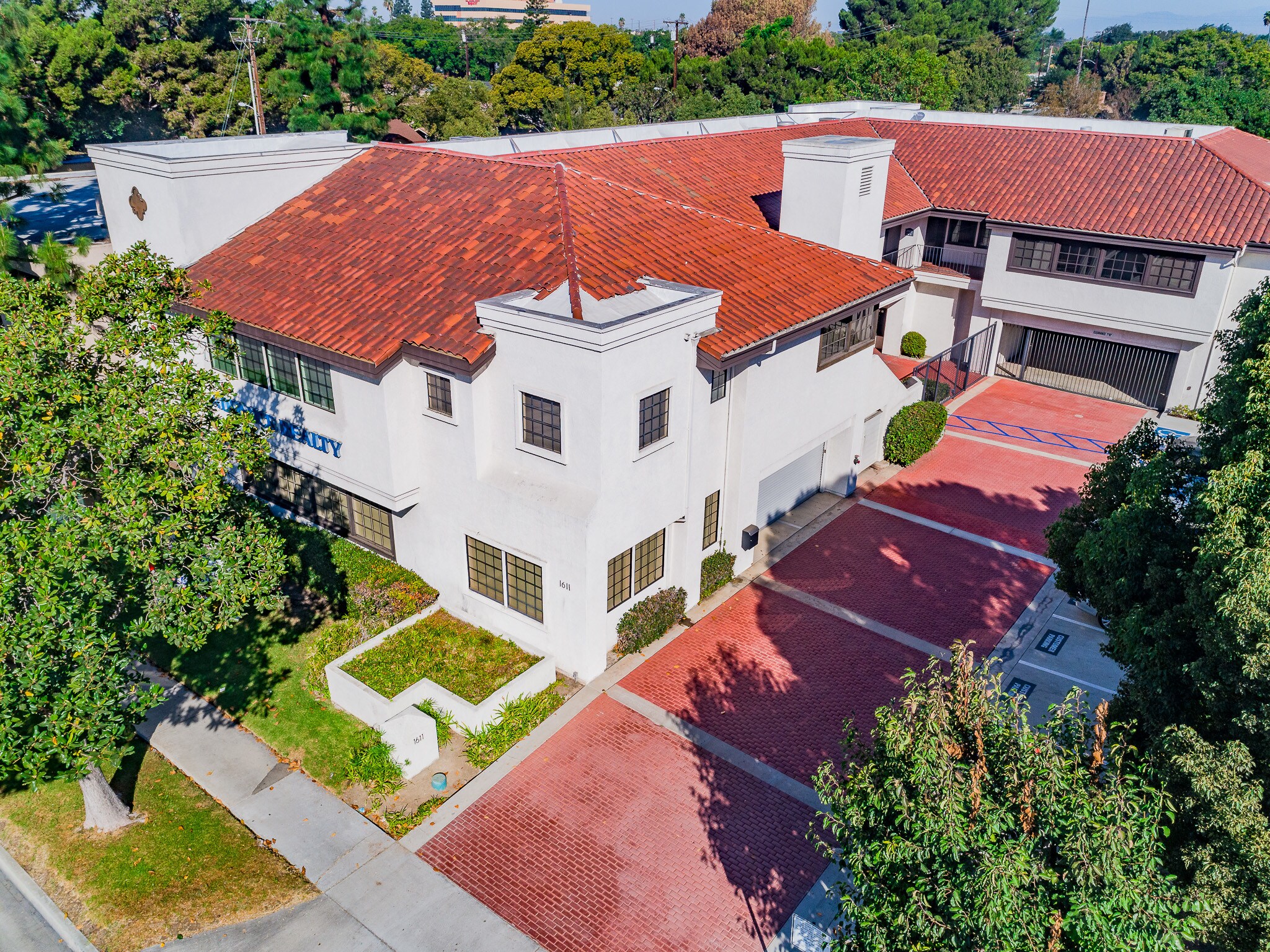 1611 E 4th St, Santa Ana, CA à louer Photo du bâtiment- Image 1 de 63