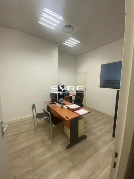 Office in Marseille for lease - Interior Photo - Image 2 of 12