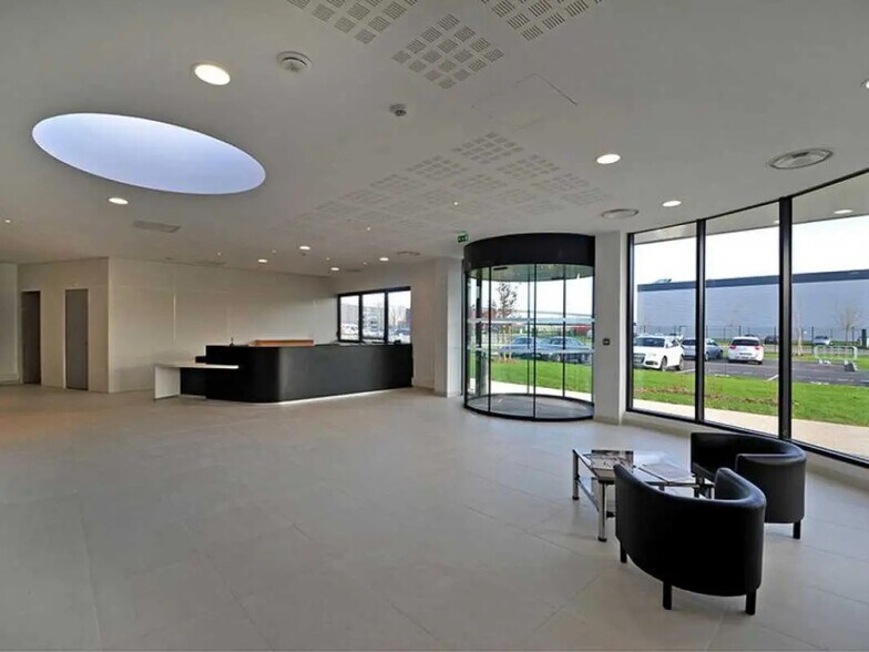 8 Rue Du Maréchal De Lattre De Tassigny, Élancourt à louer - Hall d’entrée - Image 3 de 10