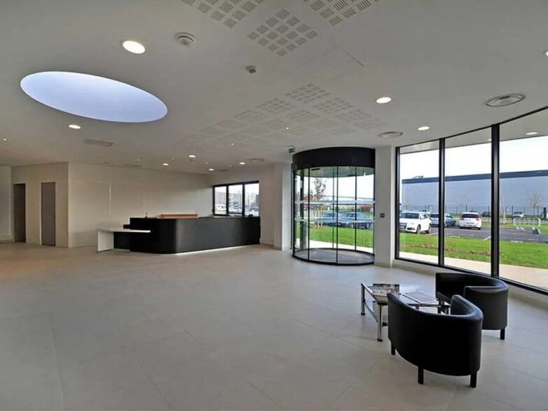 8 Rue Du Maréchal De Lattre De Tassigny, Élancourt for lease - Lobby - Image 3 of 10