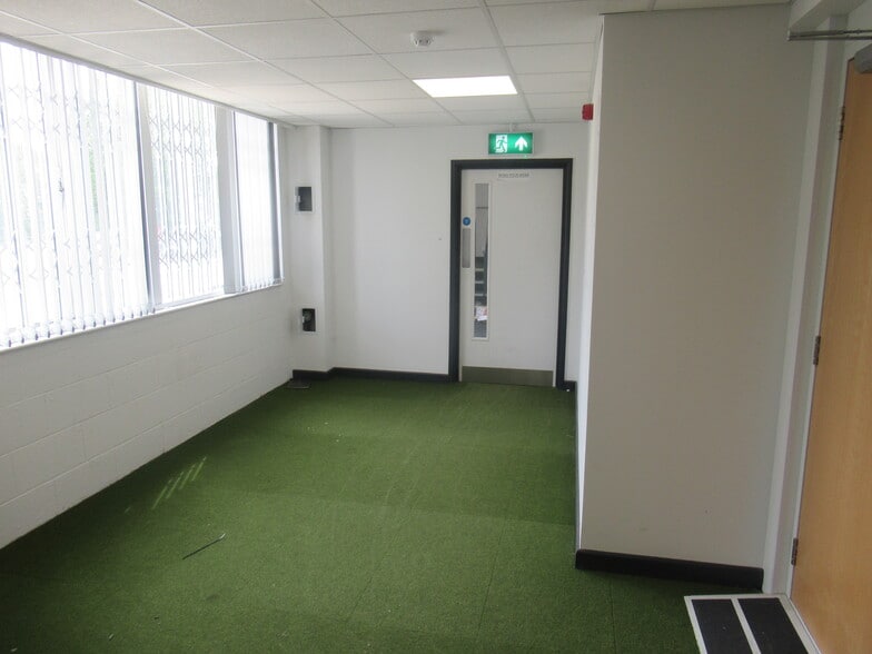 Gresham Way, London for lease - Building Photo - Image 3 of 9