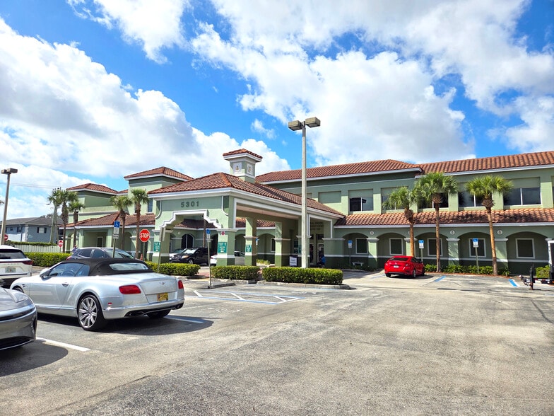 5301 N Dixie Hwy, Fort Lauderdale, FL for lease - Building Photo - Image 2 of 14