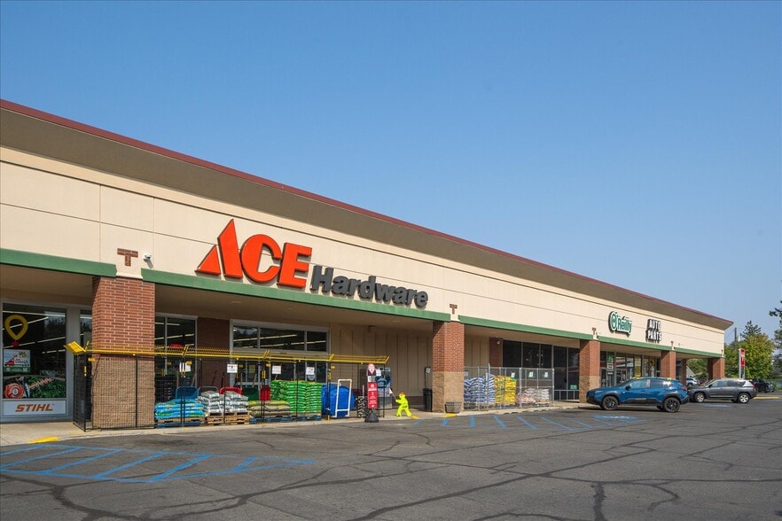 Ash & Rowan Shopping Center portfolio of 3 properties for sale on LoopNet.ca - Building Photo - Image 3 of 15