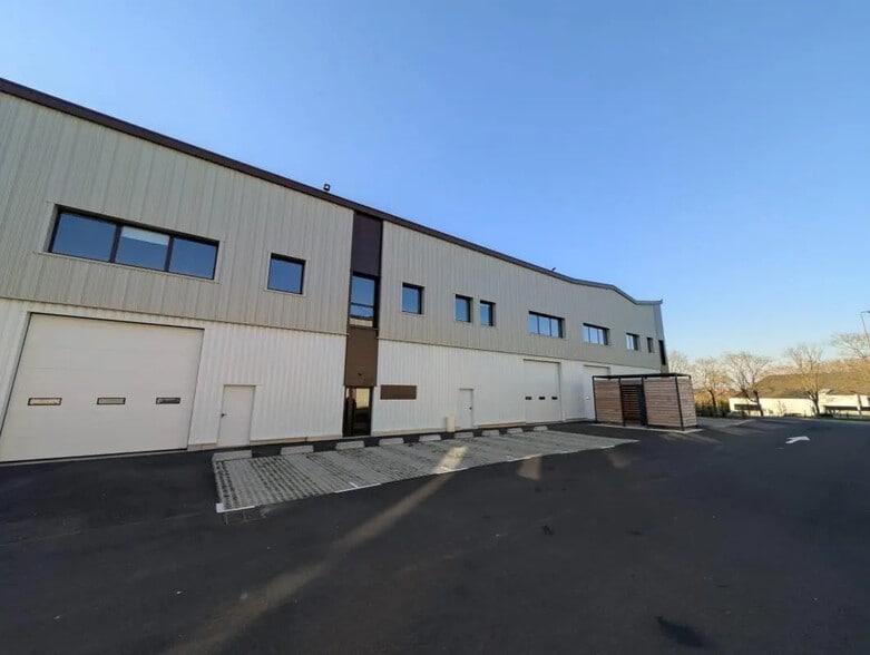 23 Rue Des Beaux Soleils, Osny for lease - Building Photo - Image 2 of 9