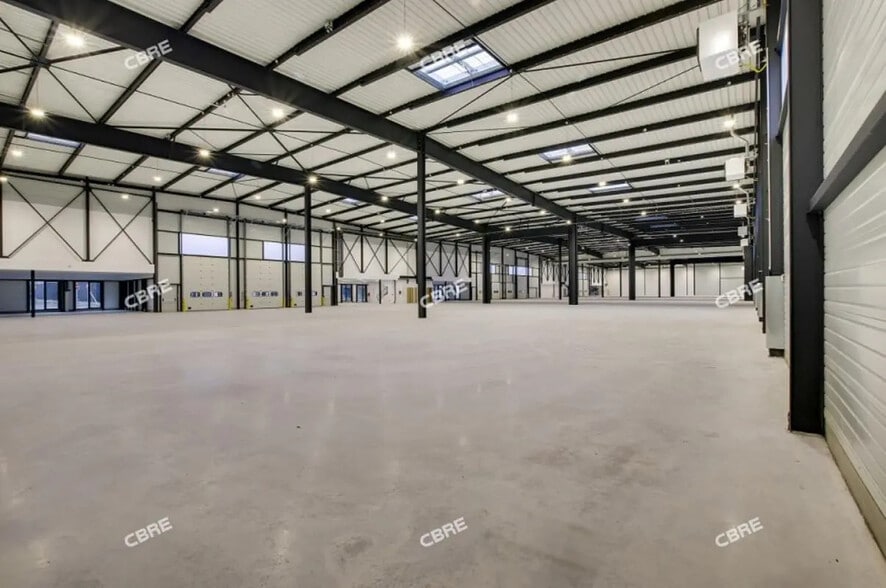 Office in Le Bourget for lease - Interior Photo - Image 3 of 13