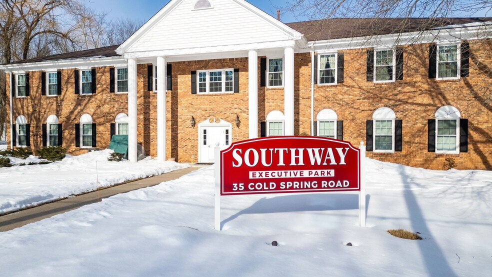 35 Cold Spring Rd, Rocky Hill, CT for sale - Primary Photo - Image 1 of 28