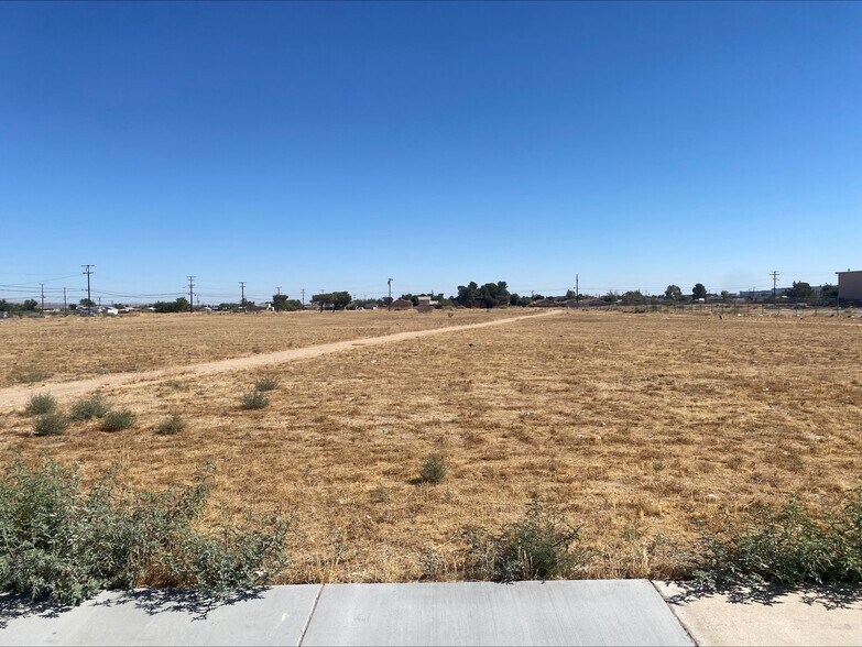 Bartlett Ave, Adelanto, CA à vendre - Photo du bâtiment - Image 2 de 12