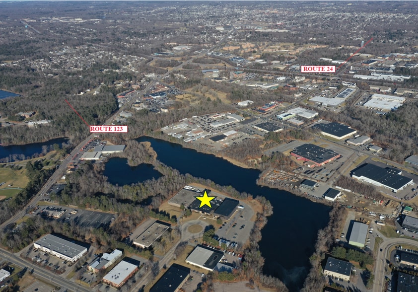 1 Norfolk Ave, South Easton, MA à vendre - Photo du bâtiment - Image 2 de 7