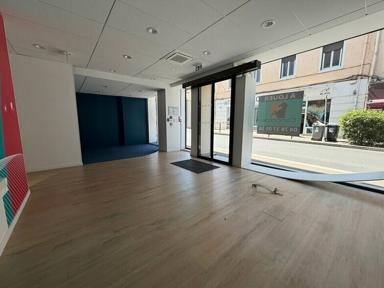 157 Grande Rue, OULLINS-PIERRE-BÉNITE for lease - Interior Photo - Image 3 of 10