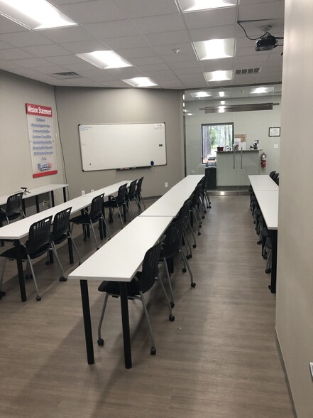 8201 Brownleigh Dr, Raleigh, NC for lease - Building Photo - Image 3 of 8