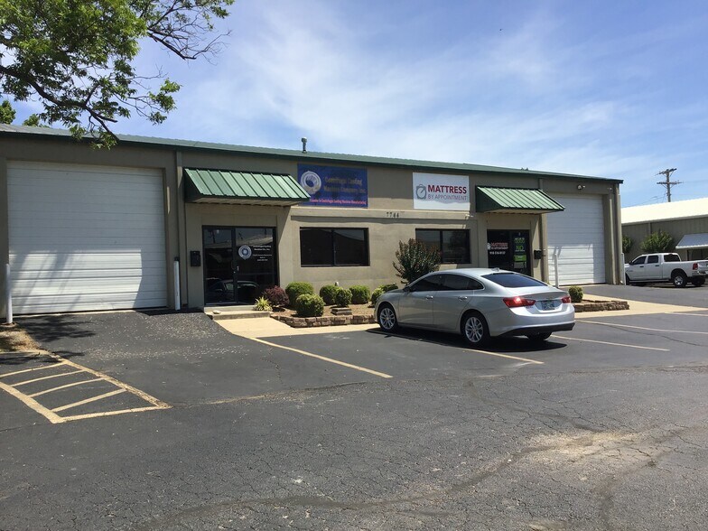 7744 N Owasso Expy, Owasso, OK à louer - Photo du bâtiment - Image 3 de 3