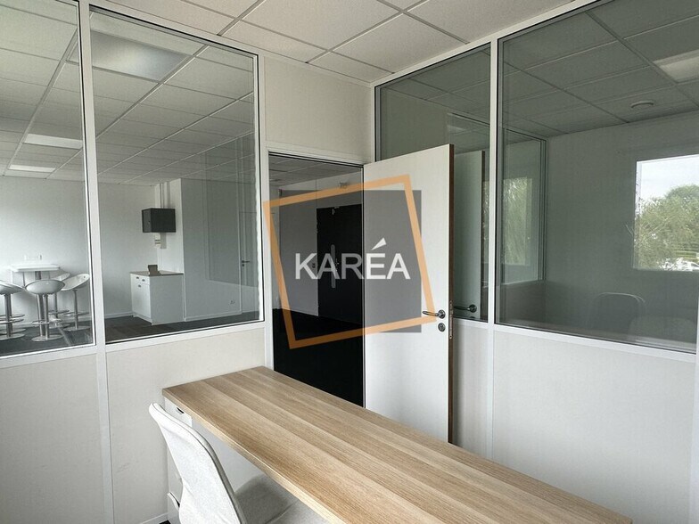 Office in Magny-le-Hongre for lease - Interior Photo - Image 3 of 5