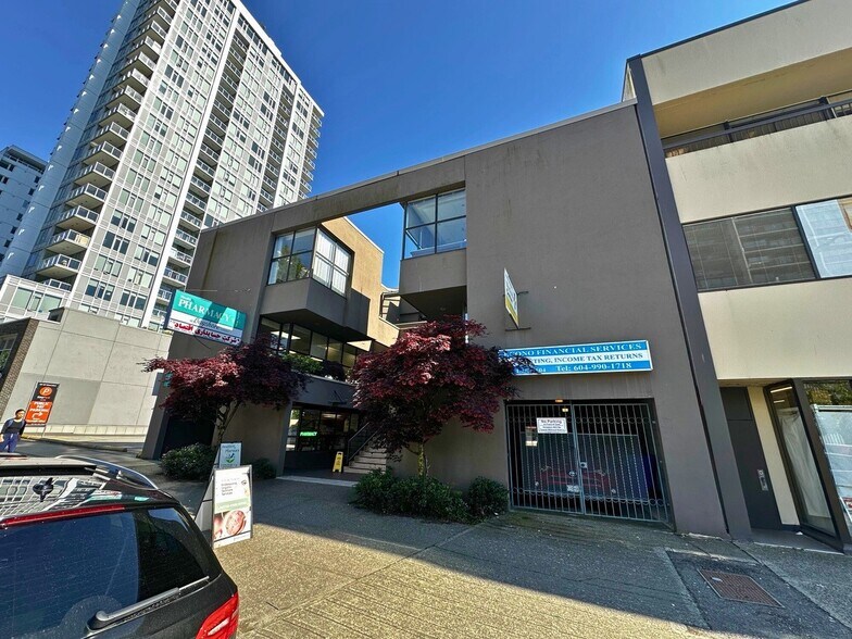 135 E 15th St, North Vancouver, BC à vendre - Photo du bâtiment - Image 1 de 1