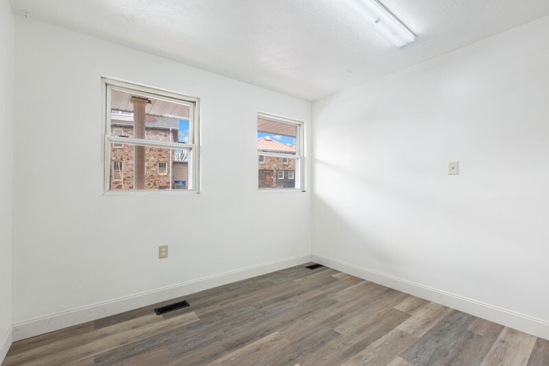 437 S Royal Ave, Front Royal, VA for lease - Interior Photo - Image 2 of 7