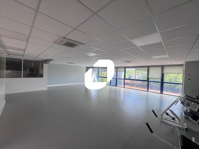Office in Chelles for lease - Interior Photo - Image 2 of 6