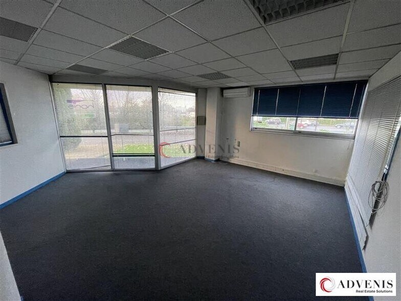 Flex in Bordeaux for sale - Interior Photo - Image 2 of 10