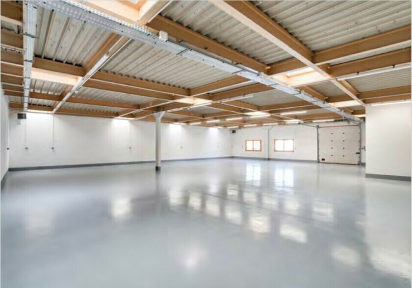 Flex in Croissy-Beaubourg for lease - Interior Photo - Image 2 of 6