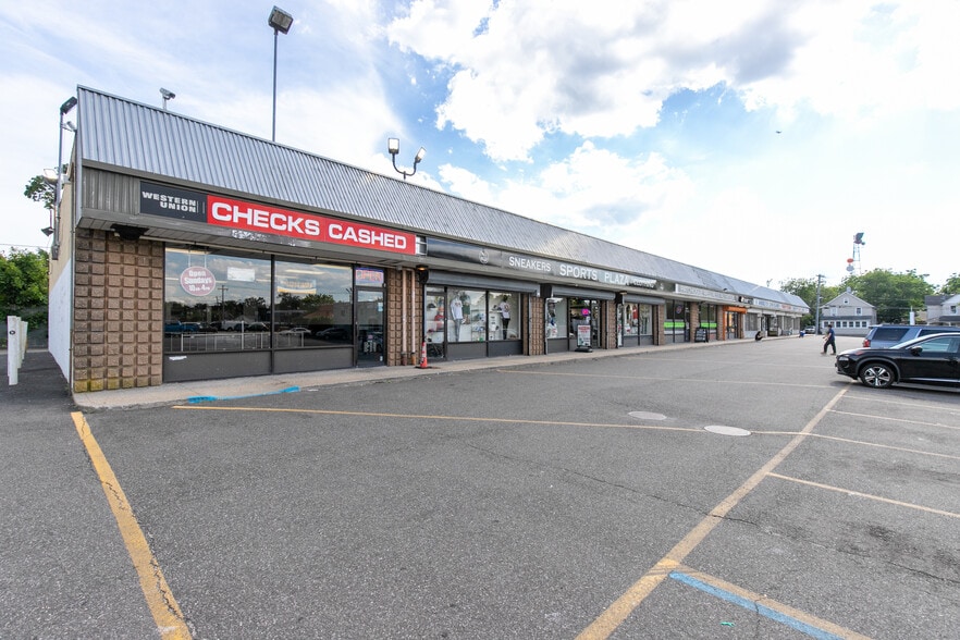 350 E Main St, Patchogue, NY for sale - Building Photo - Image 3 of 5