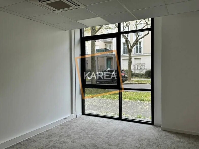 Office in Bussy-Saint-Georges for lease - Interior Photo - Image 2 of 10