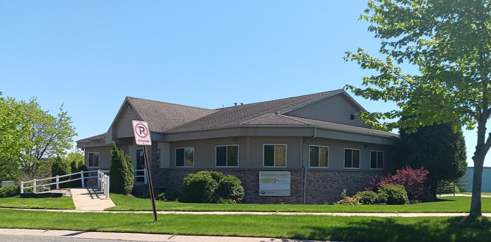 2524 Woodmeadow Dr SE, Grand Rapids, MI for lease - Building Photo - Image 2 of 7