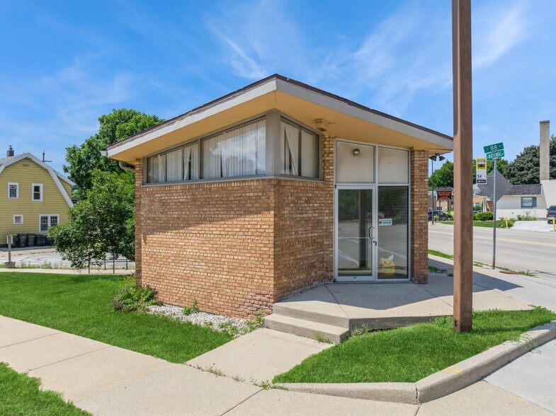 8801 W National Ave, West Allis, WI à vendre - Photo du bâtiment - Image 3 de 10