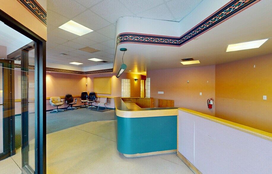 1875 Pembina Hwy, Winnipeg, MB à louer - Photo du bâtiment - Image 2 de 10