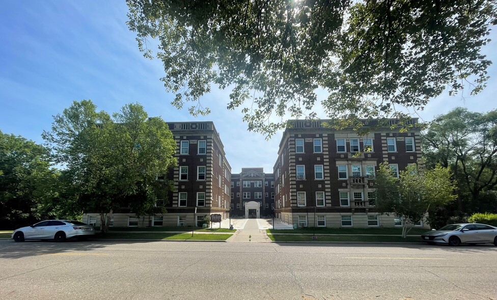 2110 Summit St, Sioux City, IA for sale - Building Photo - Image 1 of 1