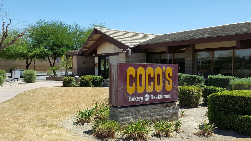 2465 E Palm Canyon Dr, Palm Springs, CA à louer - Photo du bâtiment - Image 3 de 12