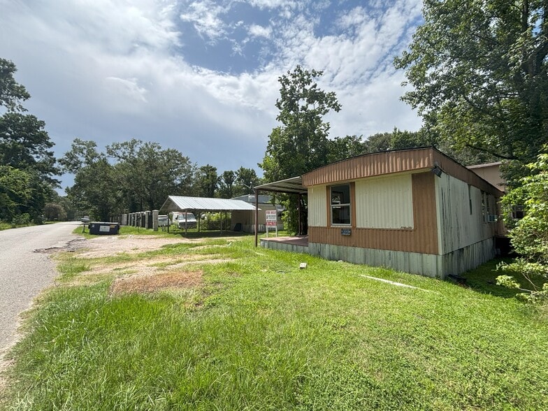 21061 Brazos Dr, New Caney, TX for sale - Primary Photo - Image 1 of 13