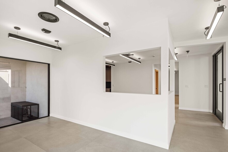 8809 Sunland Blvd, Sun Valley, CA for lease - Interior Photo - Image 3 of 22