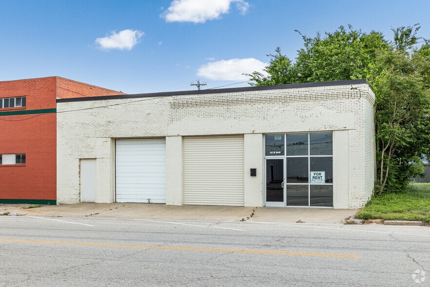 221 W Main St, Shawnee, OK for lease - Primary Photo - Image 1 of 1