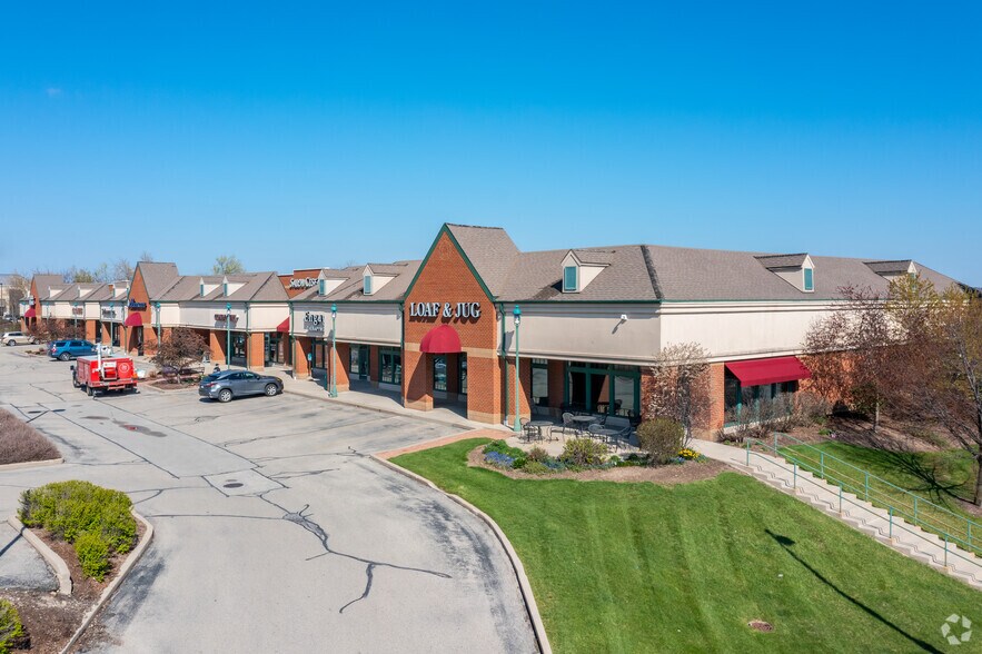 690 Westfield Way, Pewaukee, WI à louer - Photo du bâtiment - Image 2 de 8