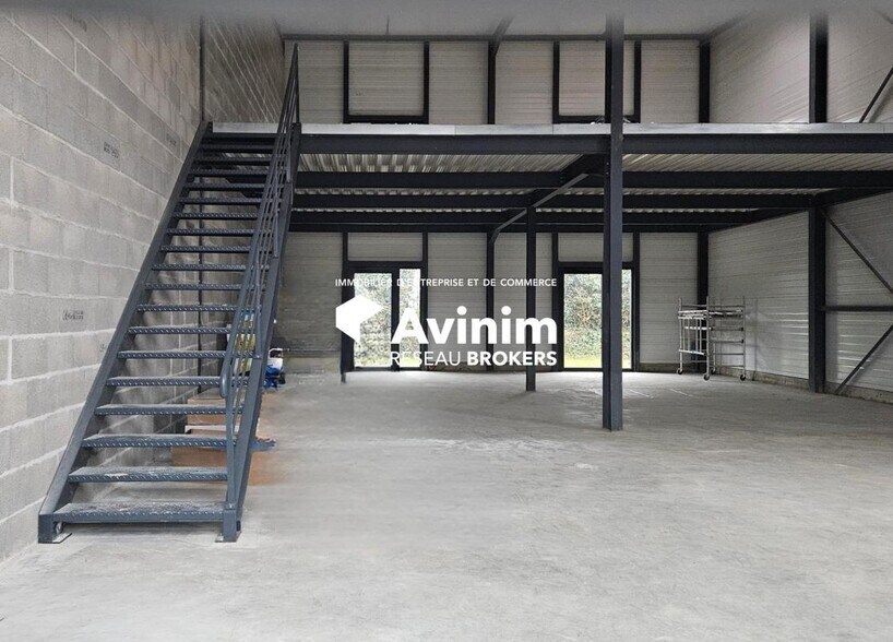 Flex in Trevoux for lease - Interior Photo - Image 2 of 4
