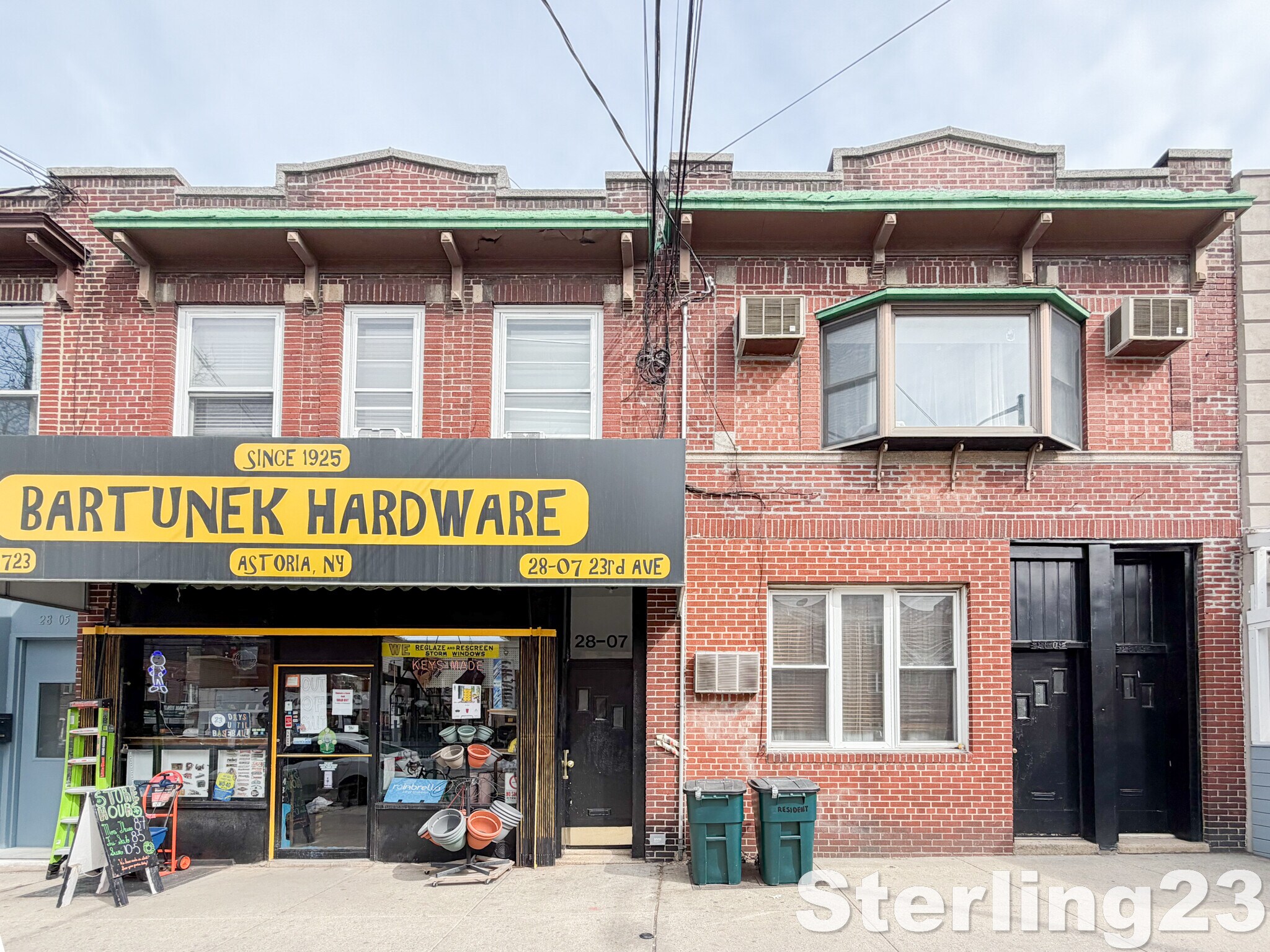 28-09 & 28-07 23rd Avenue portefeuille de 1 propriétés à vendre sur LoopNet.ca Photo principale- Image 1 de 47