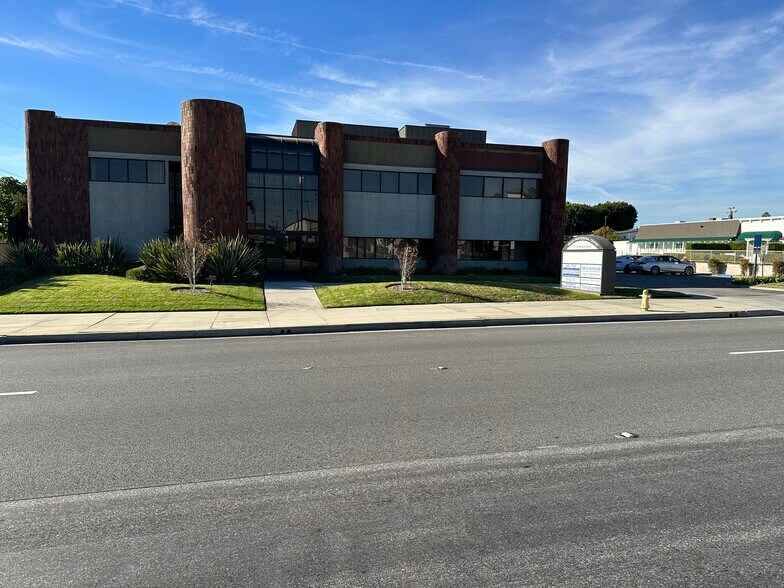 731 N Beach Blvd, La Habra, CA à louer - Photo du bâtiment - Image 3 de 16