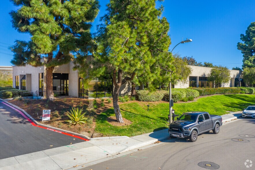 11035 Roselle St, San Diego, CA à louer - Photo du bâtiment - Image 3 de 5