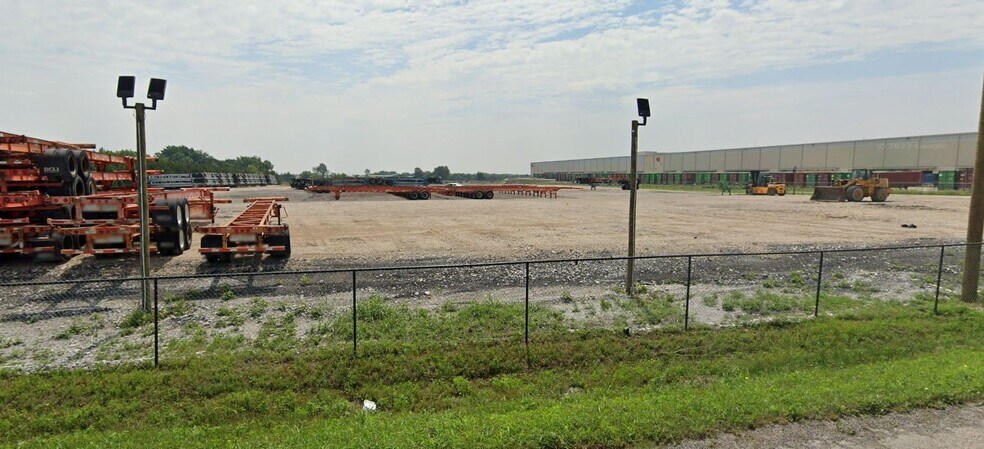 1202 W Wintergreen Rd, Lancaster, TX à louer - Photo du bâtiment - Image 3 de 4