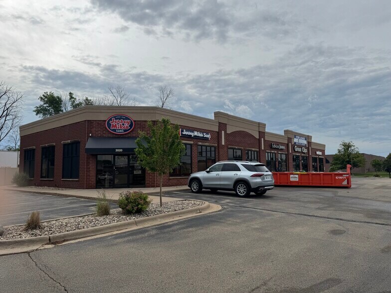 2010 Jackson St, Oshkosh, WI à louer - Photo du bâtiment - Image 2 de 10