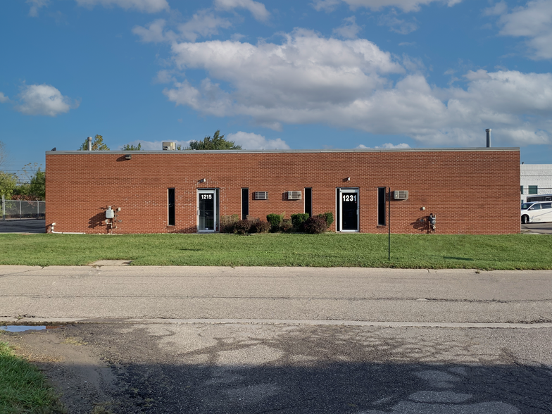 1215-1231 Wheaton Dr, Troy, MI for sale - Building Photo - Image 1 of 1