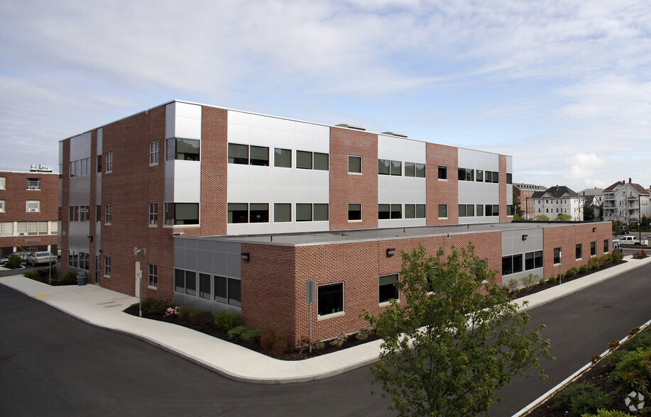 851 Middle St, Fall River, MA à louer - Photo du bâtiment - Image 3 de 3