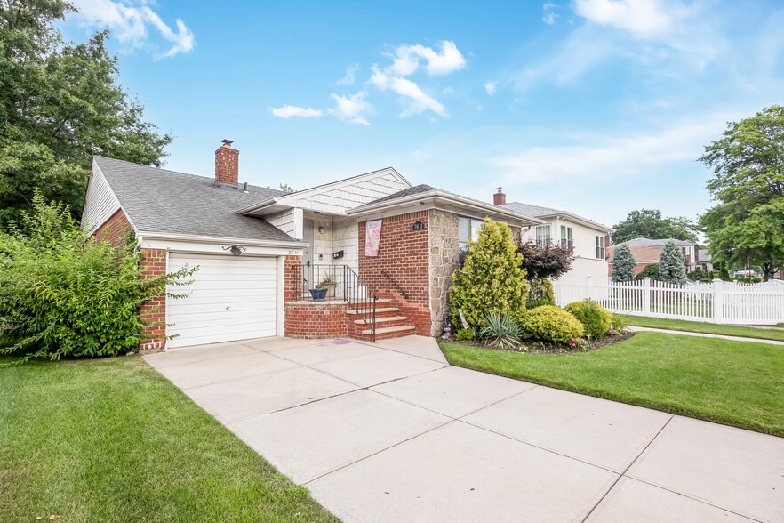 2611 Corporal Kennedy St, Bayside, NY à vendre - Photo du bâtiment - Image 2 de 26