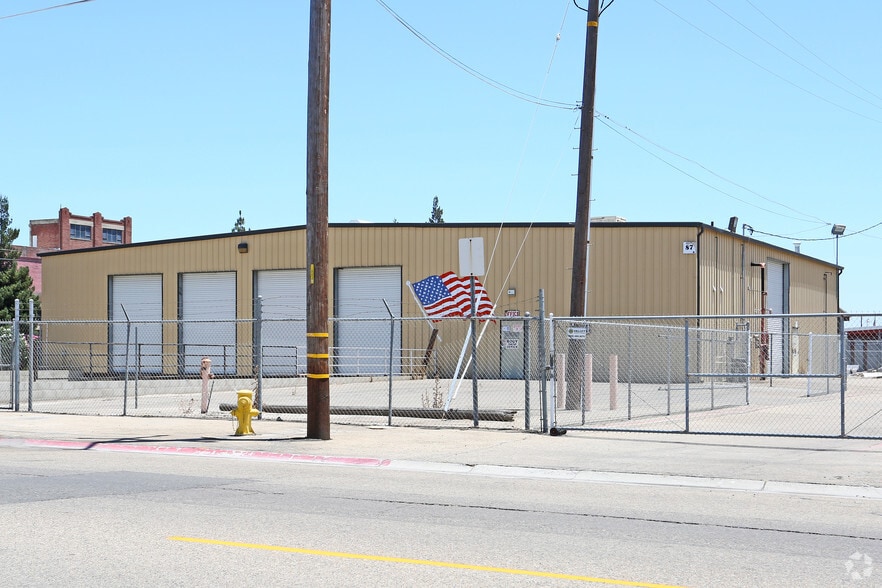 Selma Business Park portfolio of 8 properties for sale on LoopNet.ca - Primary Photo - Image 2 of 8