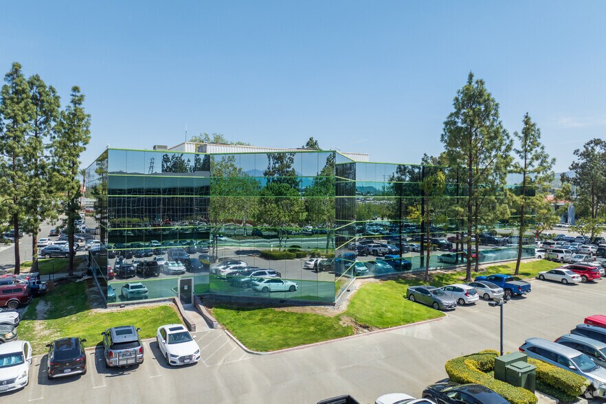 225 W Hospitality Ln, San Bernardino, CA à louer - Photo du bâtiment - Image 3 de 6