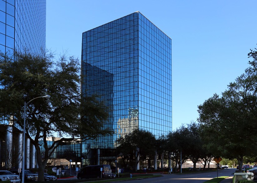 800 Gessner Rd, Houston, TX à louer - Photo du bâtiment - Image 2 de 14