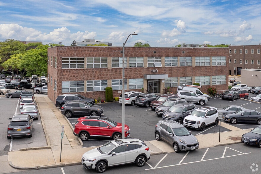 100 N Village Ave, Rockville Centre, NY à louer - Aérien - Image 3 de 9